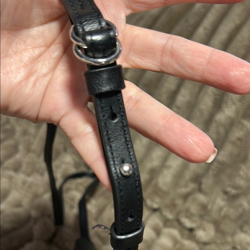Elegant Black Crossbody Bag with Structured Design - Picture 4 of 10